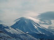 俄罗斯堪察加一座白雪覆盖的山，呈现出令人惊叹的宁静冬季景观