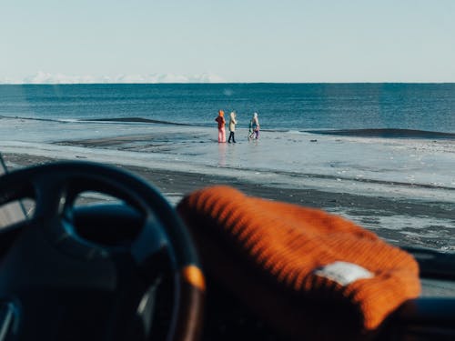 Persone Che Camminano Sulla Sabbia