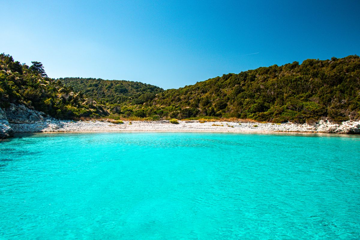 Plajă cu apă turcoaz și coastă, dilema Grecia sau Bulgaria pentru vacanța la mare