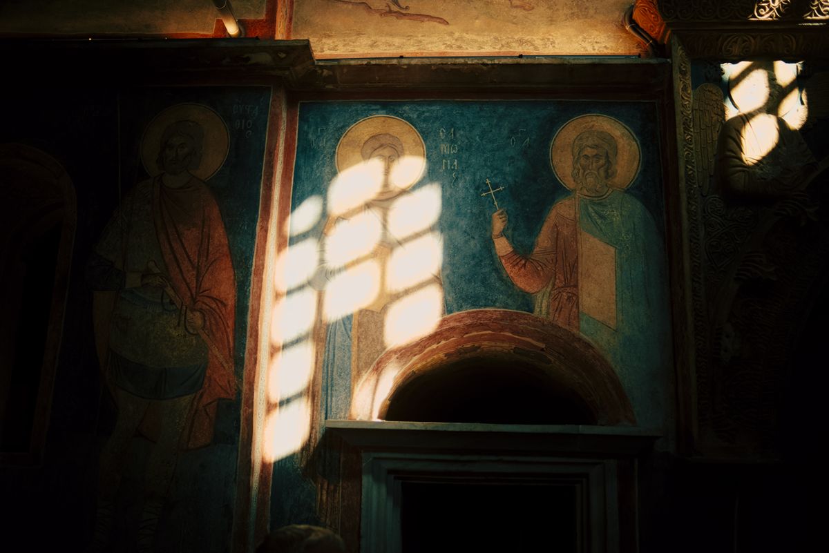 Fresce de biserică în lumină difuză
