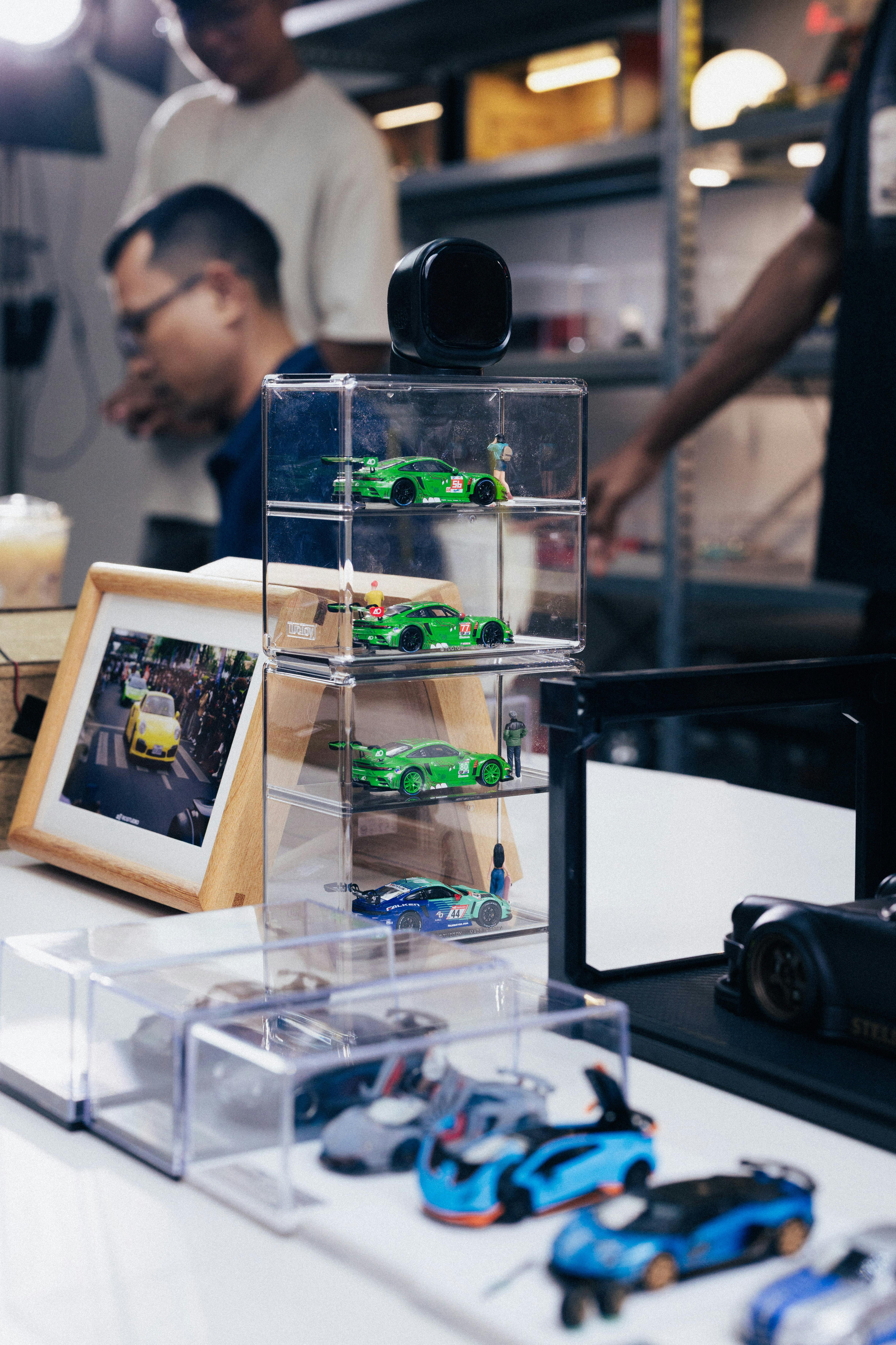 Ücretsiz Kamboçya'nın Phnom Penh kentindeki bir atölyede ölçekli model arabaların detaylı kurulumu. Stok Fotoğraflar