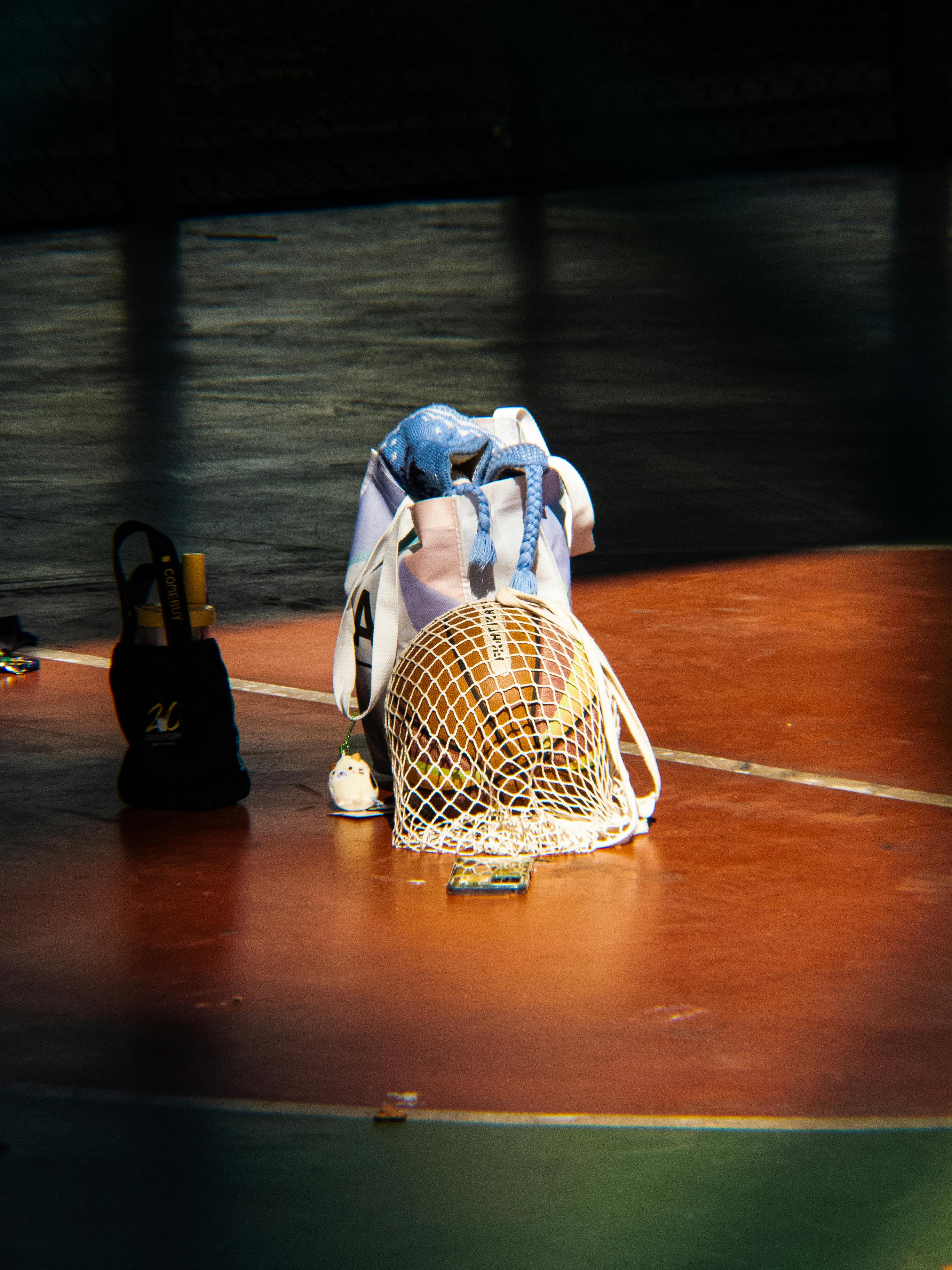 ingyenes Kosárlabda és sportfelszerelések elrendezve egy szabadtéri pályán a napfényben. Stockfotó