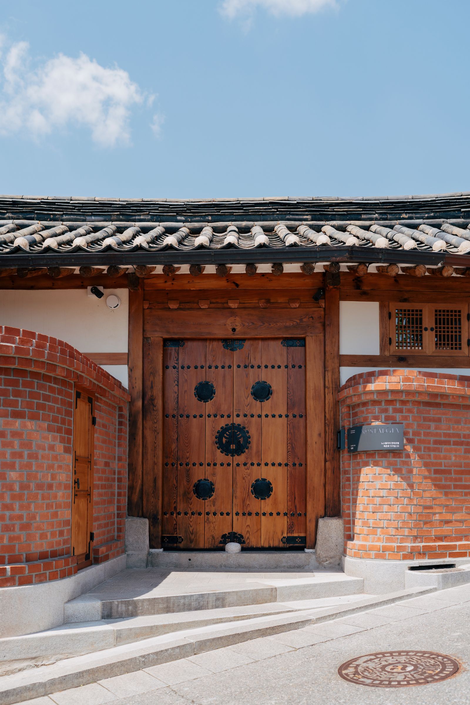 한국 전통 한옥 대문과 목재 구조가 보이는 사업운·금전운 상담 이미지