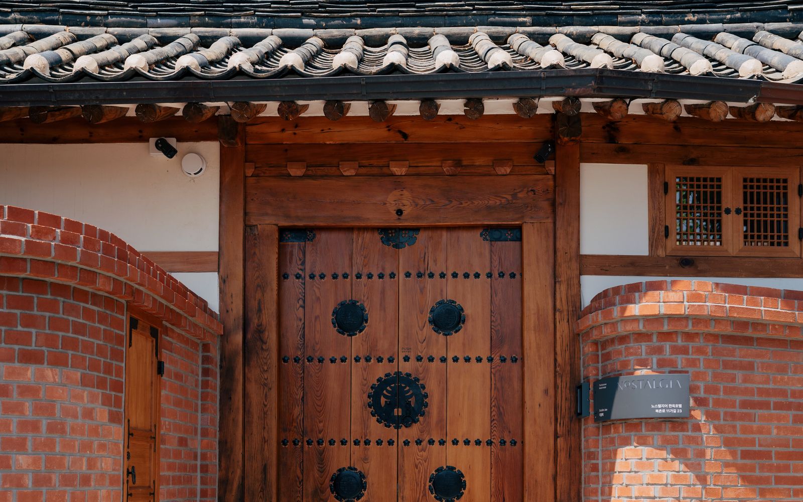 이사 날짜를 가족에게 어떻게 설명하면 좋을까요? 상담 내용을 떠올리게 하는 한국적 분위기의 고해상도 실사 사진