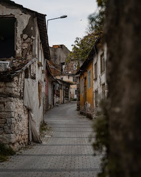 Explore the charm of old houses in a desolate street in Bursa, Türkiye.