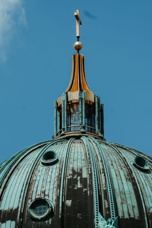 Free Detailed view of the Berliner Dom dome in Berlin, Germany with a clear blue sky backdrop. Stock Photo