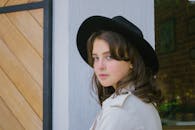 一位戴黑帽子的年轻女子的别致肖像，体现了现代的优雅和风格