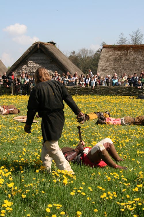 Hombre De Pie En El Campo De Flores Amarillas