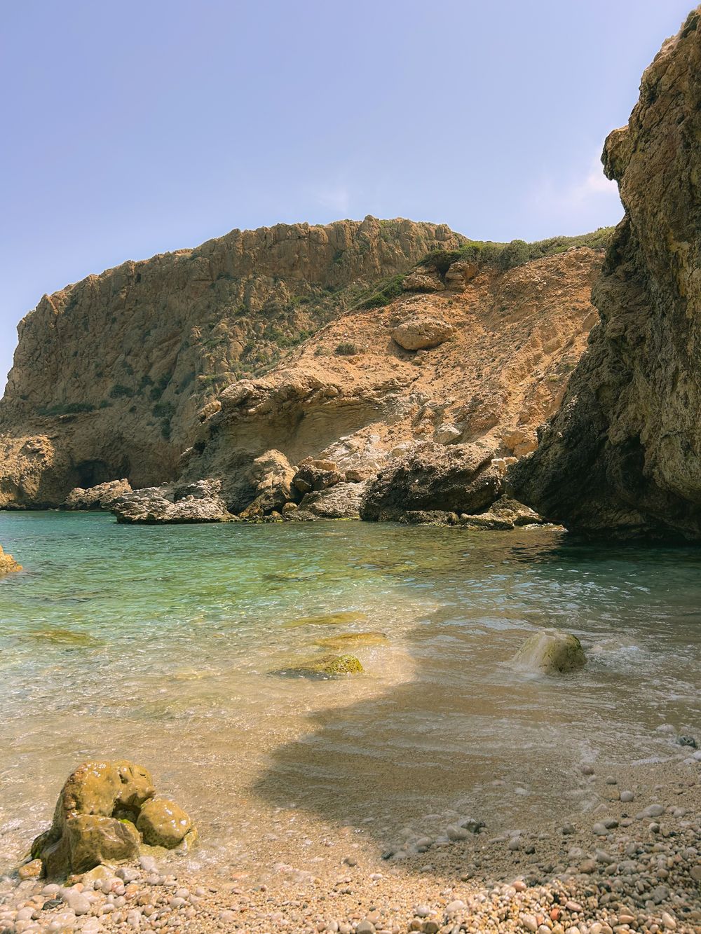 Golf mic cu apă turcoaz cristalină și stânci în Halkidiki