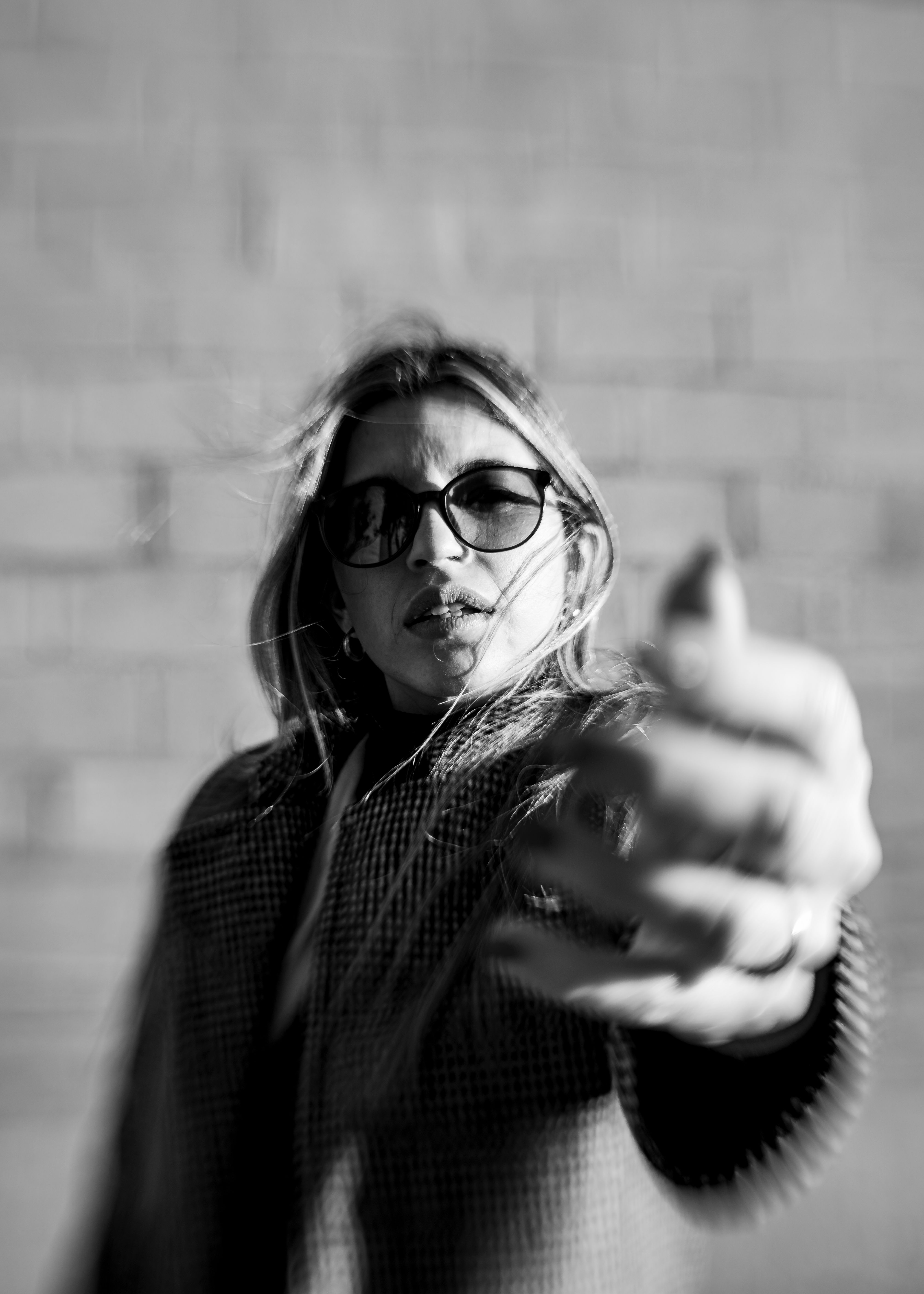 Dynamic black and white portrait of a woman in Bahía Blanca, symbolizing urban life and stylish expression.