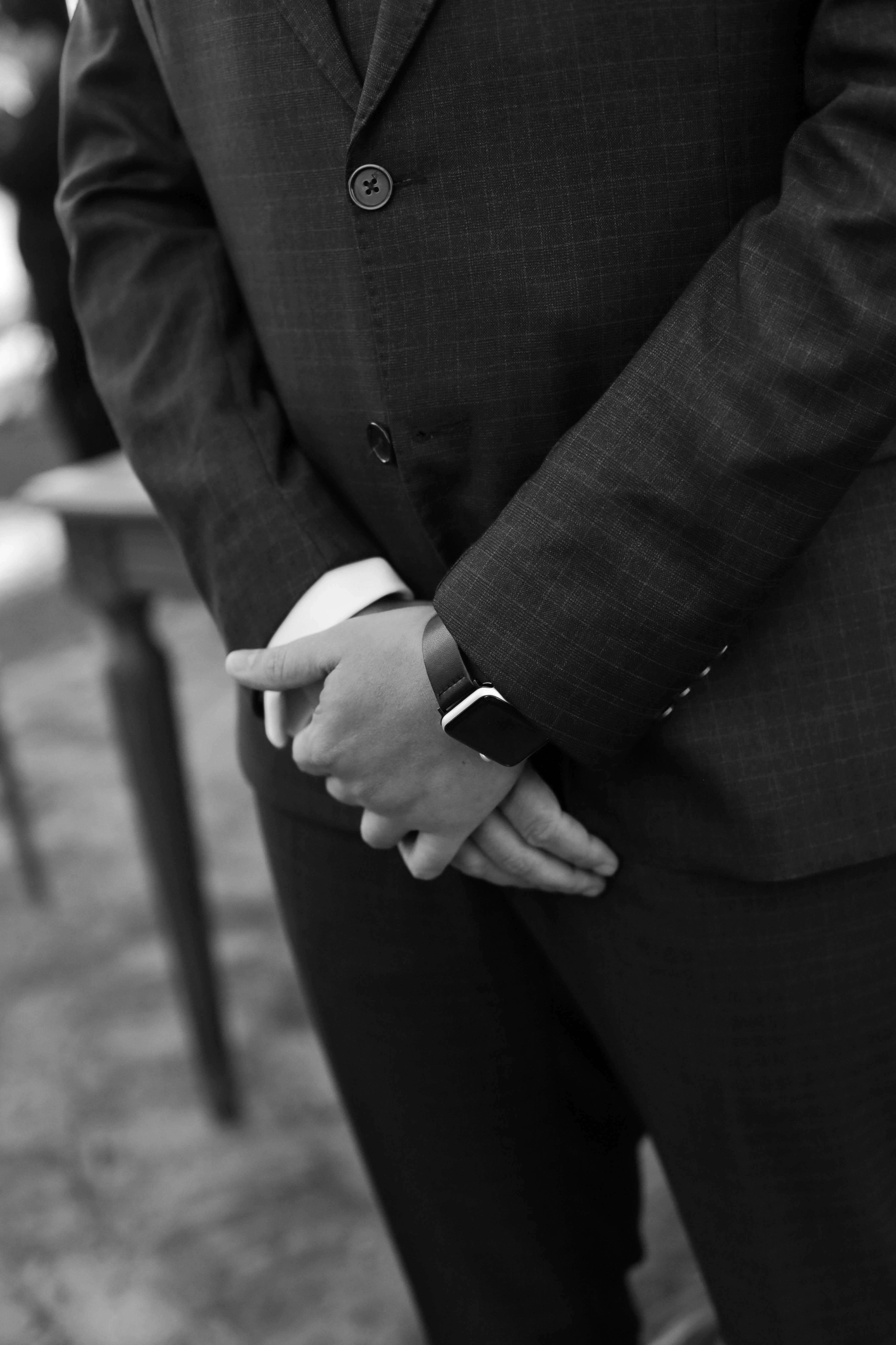 Miễn phí Bức ảnh đen trắng đầy phong cách của một người đàn ông mặc vest, hai tay nắm chặt, ở São Paulo. Ảnh lưu trữ