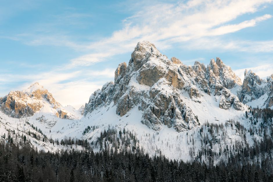 Paisagem montanhosa coberta de neve com castelo misterioso ao fundo