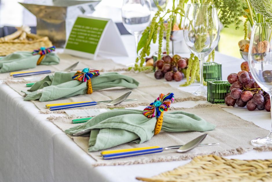Elegant zomers tafellinnen met fruitige accentjes. Elegant zomers tafellinnen met fruitige accentjes.