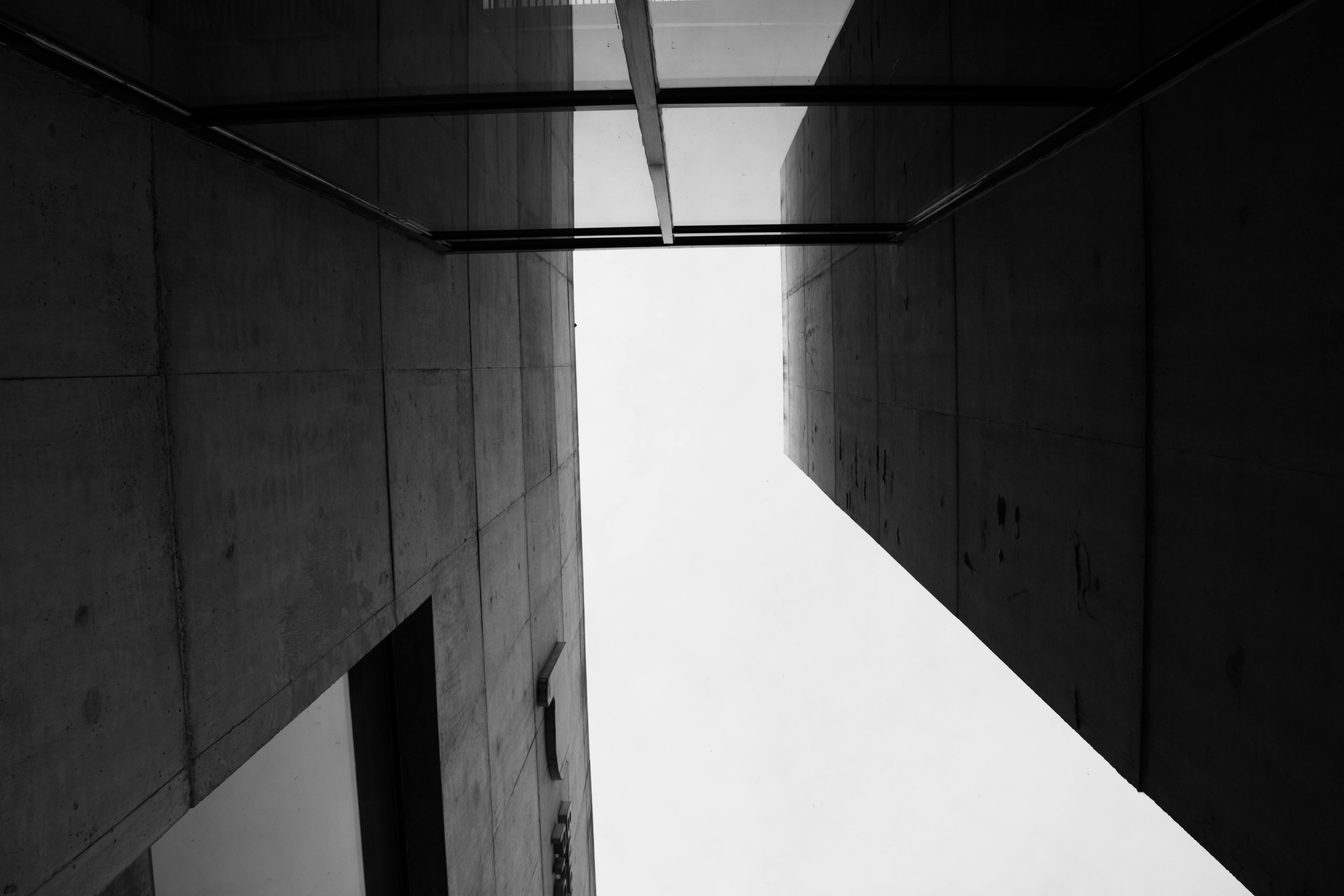 bezplatná Dramatická černobílá perspektiva moderních architektonických struktur. Základová fotografie