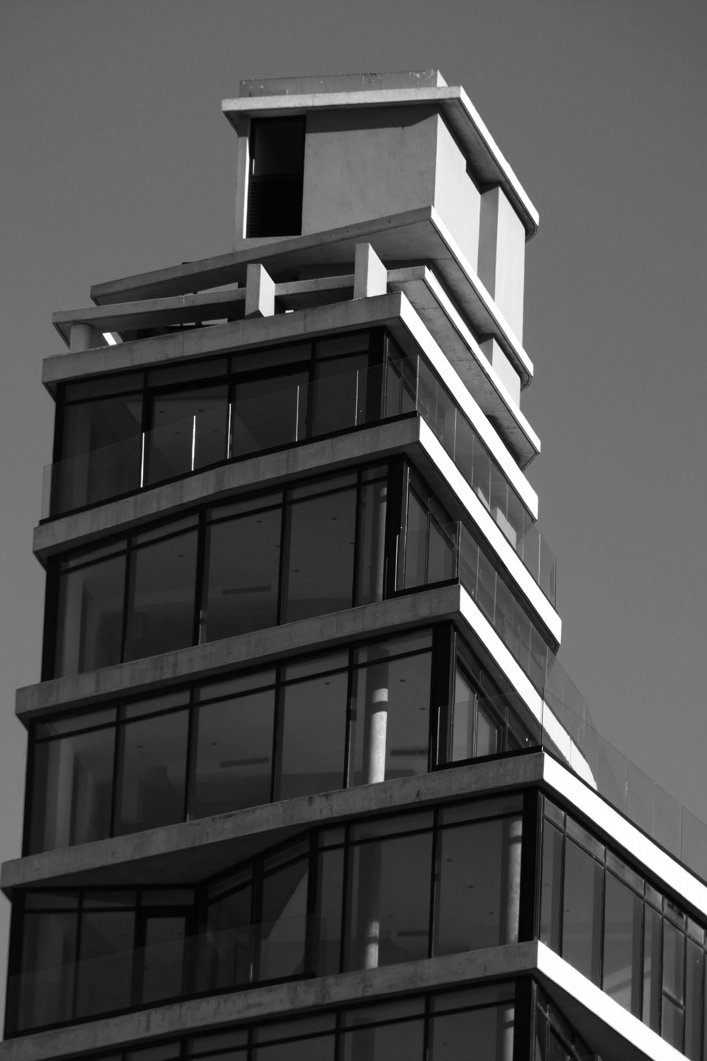 Gratis Foto monokrom mencolok dari arsitektur kaca modern dengan desain geometris. Foto Stok