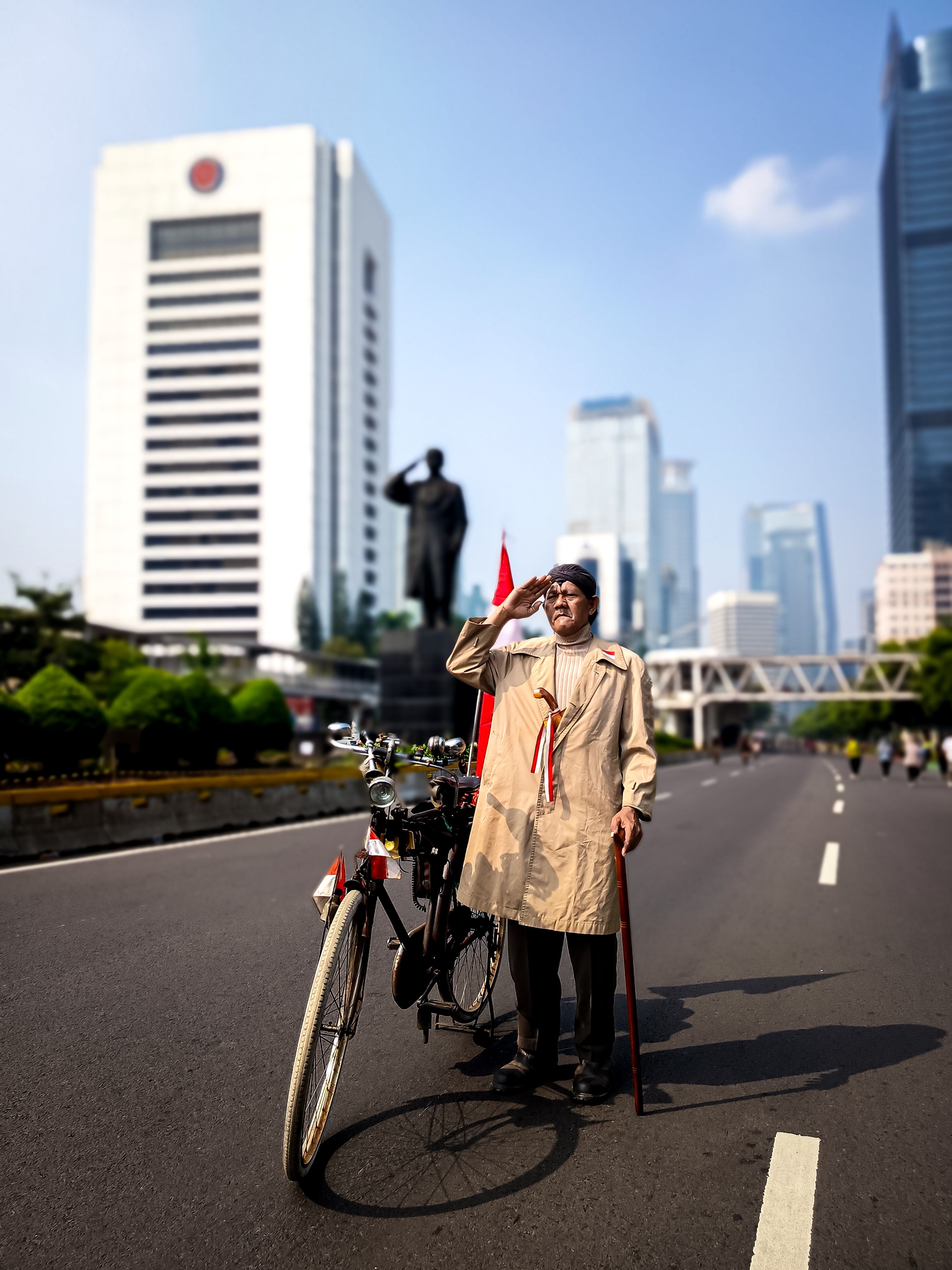 Veteran Saluting in Jakarta's Busy Streets