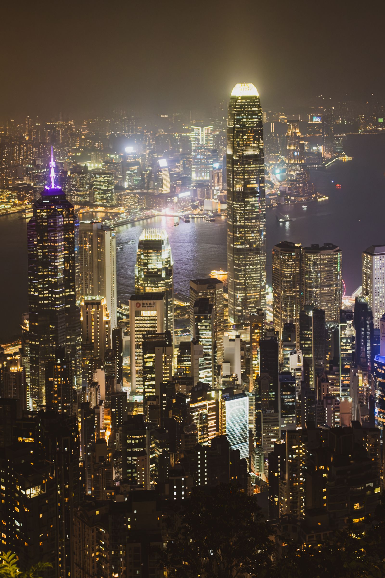 Vista nocturna del puerto y los rascacielos desde Victoria Peak