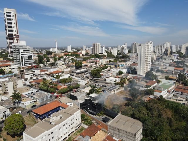 Aerial image capturing a small urban fire in Mato Grosso, highlighting cityscape and emergency response.