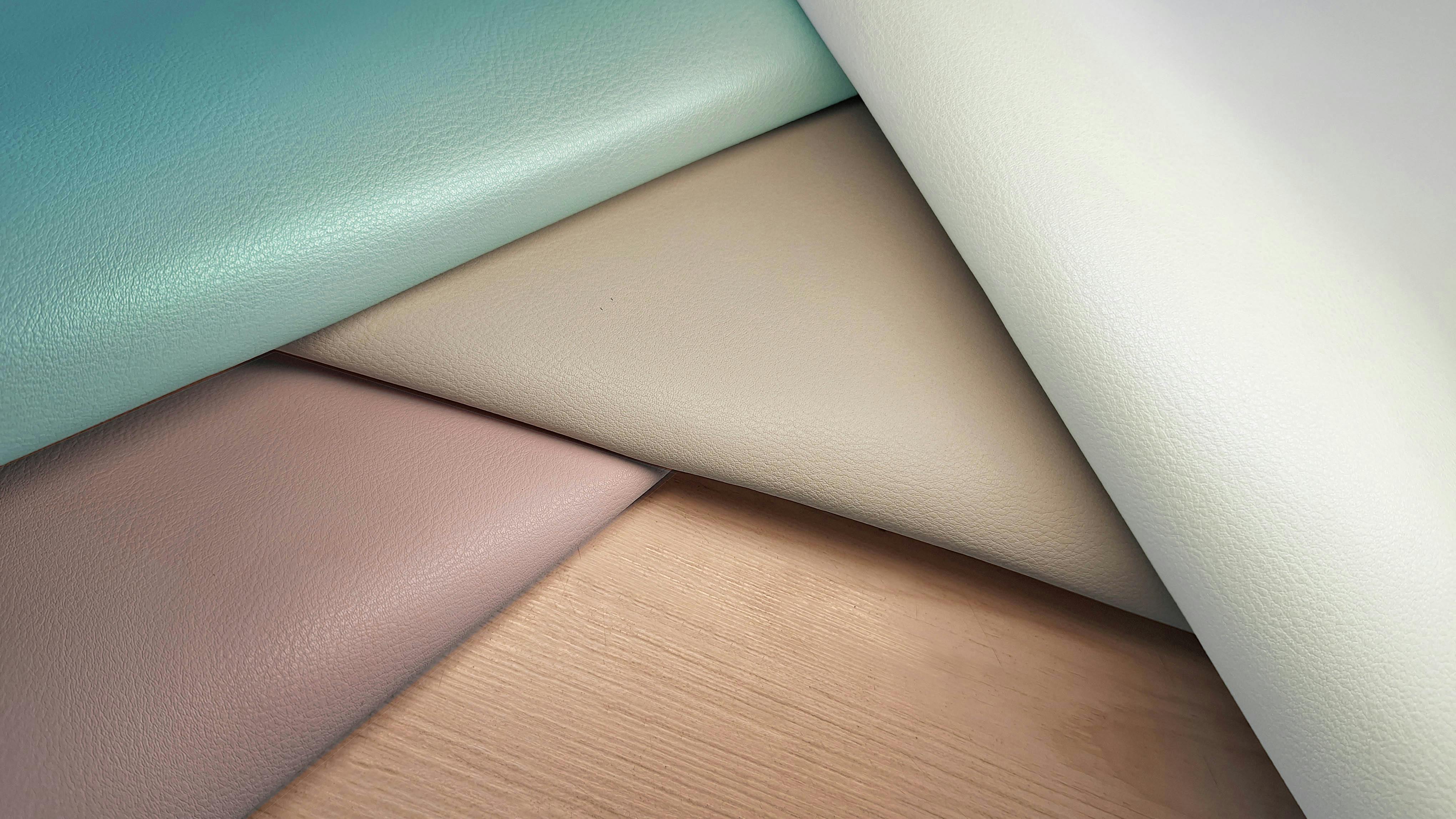 Próbki tkanin beżowych i błękitnych ułatwiające wybór obicia tapczanu