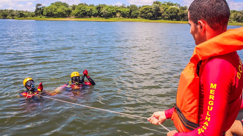 Rescue team training in water operations with divers in Mato Grosso, Brazil.
