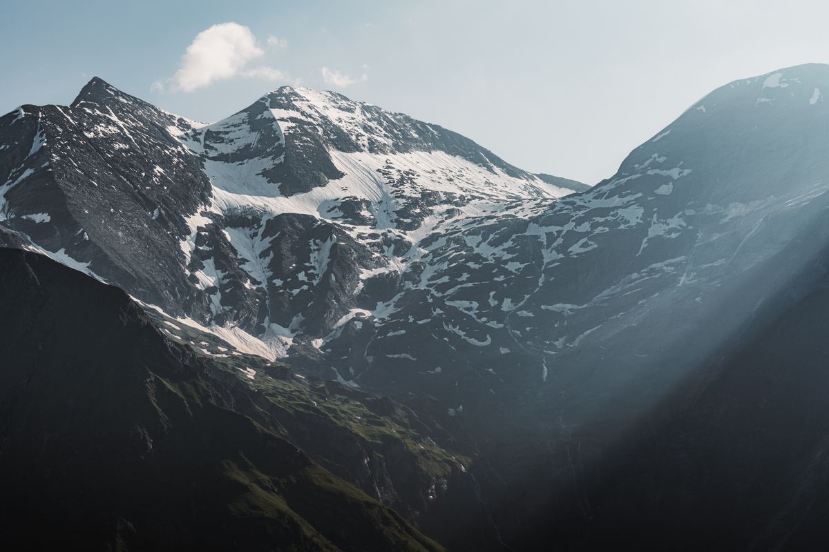 A mountain range with clouds and snow · Free Stock Photo