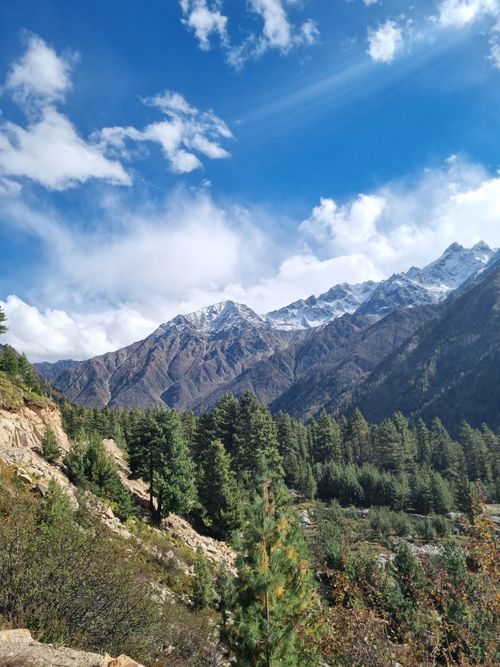 Free Breathtaking view of snow-capped mountains and lush forests in Himachal Pradesh, India. Stock Photo