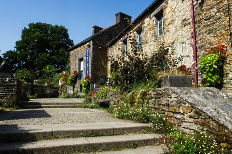 Maisons bretonnes traditionnelles, environnement rural de Saint-Méloir-des-Ondes