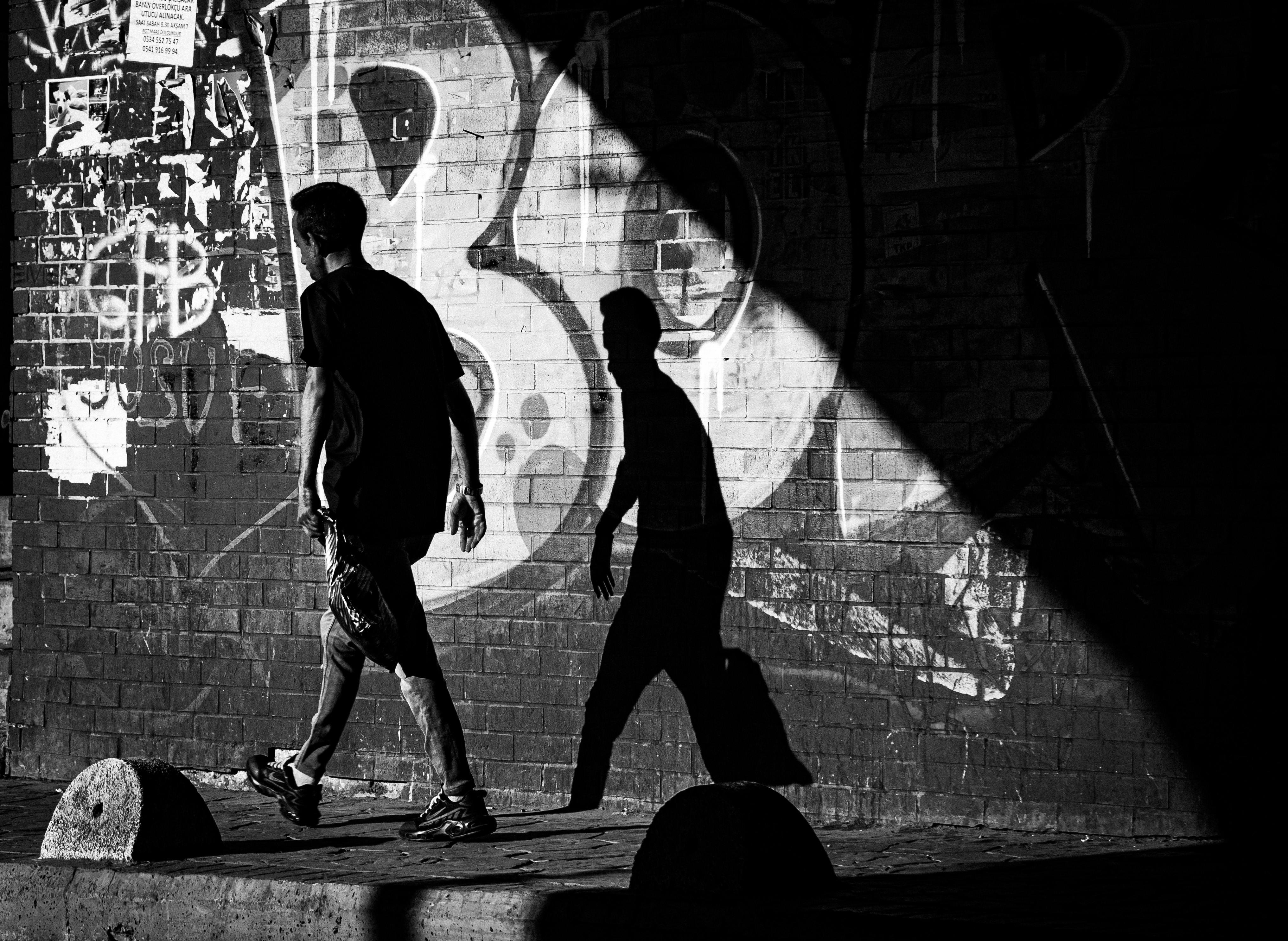 Free A moody black and white image of street art and shadows in İstanbul, Türkiye. Stock Photo