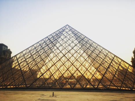 在黄金时段拍摄巴黎卢浮宫金字塔，其建筑设计令人惊叹