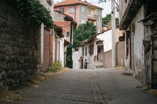 Free A picturesque narrow alley in an old town with rustic charm and traditional buildings. Stock Photo