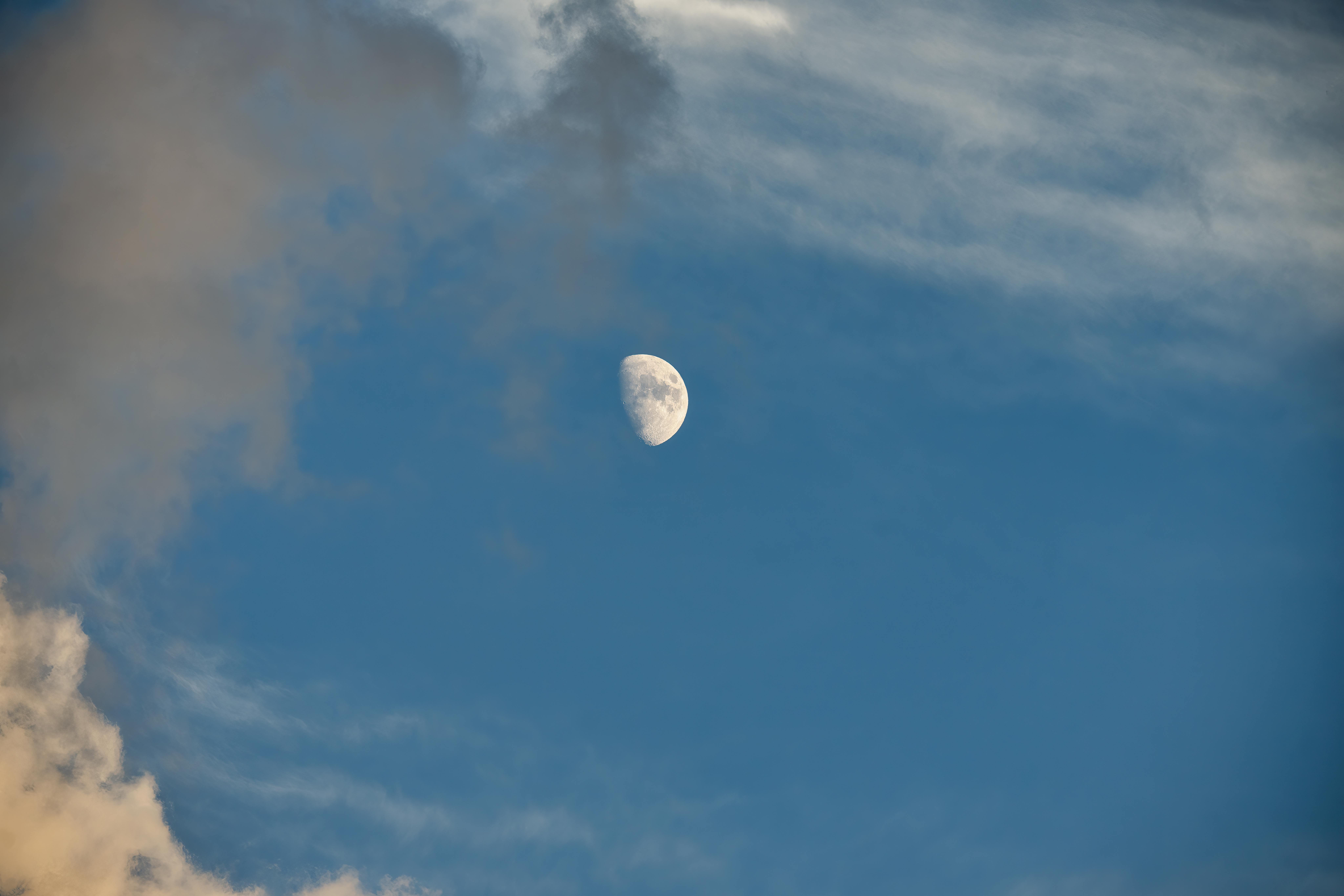 Full Moon in a Cloudy Sky · Free Stock Photo