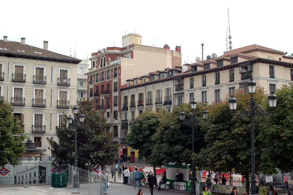 Una plaza animada de Madrid con arquitectura histórica y una vibrante vida callejera.