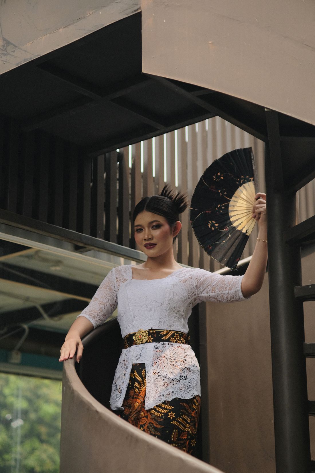 Kebaya dan batik untuk koleksi adat dan pernikahan