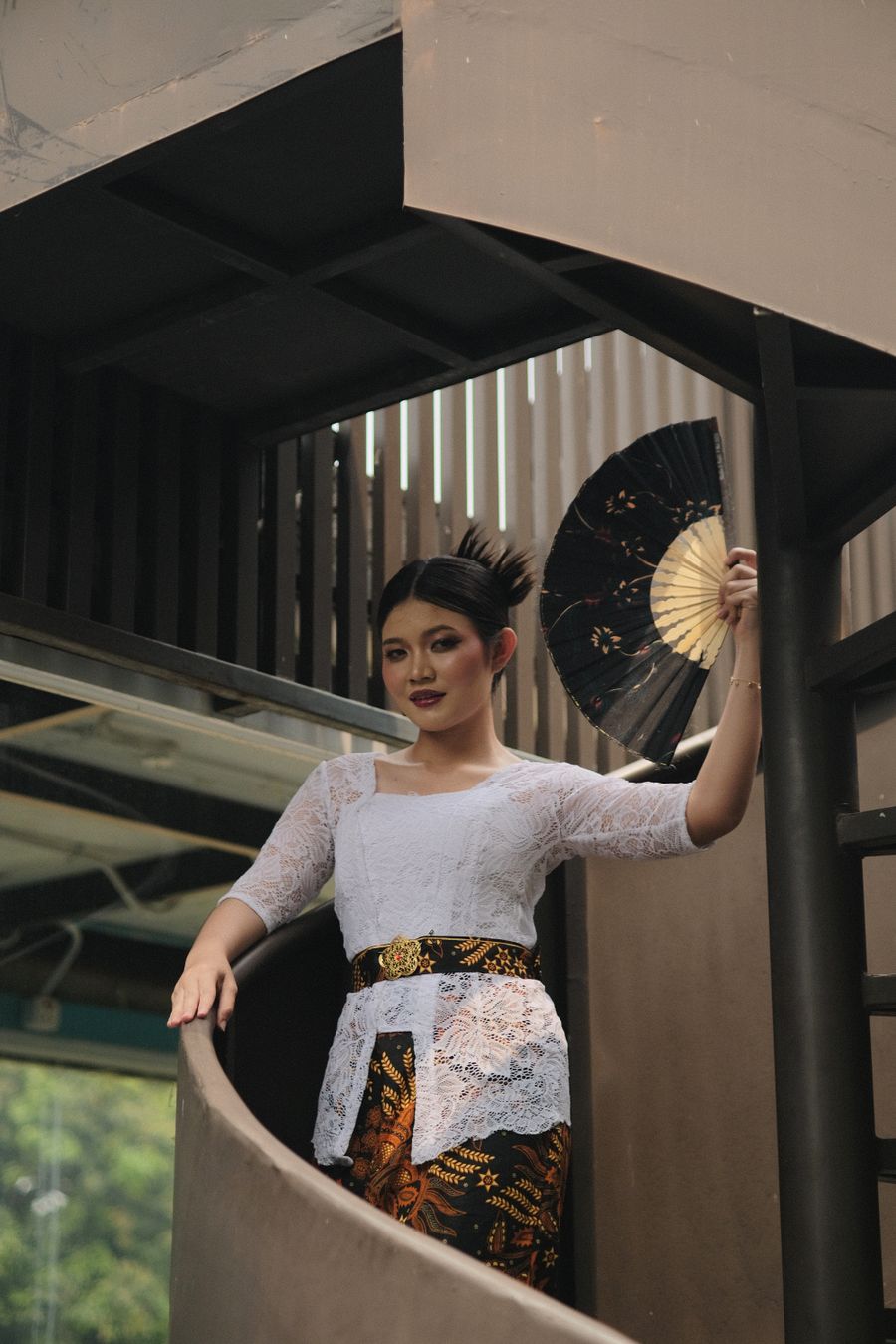 Potret busana kebaya dan kain batik untuk pernikahan adat