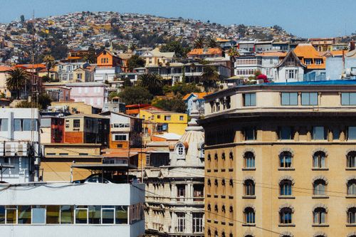 Free View of vibrant hillside architecture in Valparaíso, Chile. Stock Photo