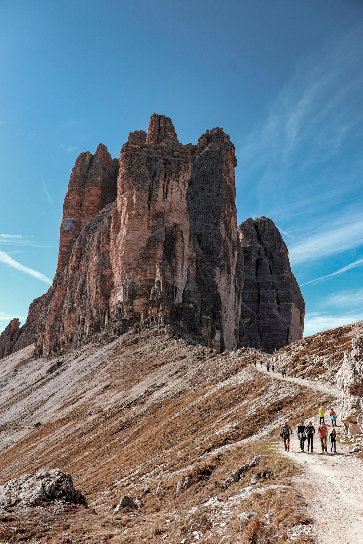Escursionisti su sentiero segnalato ai piedi delle Tre Cime di Lavaredo