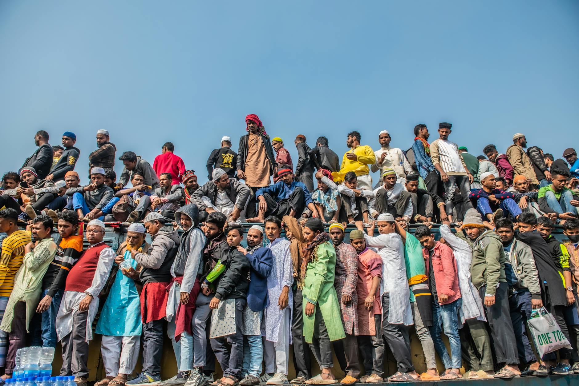 Hollanda'da farklı kültürlerden insanların bir arada olduğu, sosyal uyum ve toplumsal etkileşimi temsil eden mutlu bir grup fotoğrafı.