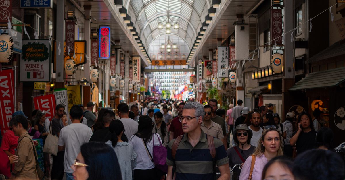 Rüyada Müşterilerle Kalabalık Bir Mağaza Görmek - Rüya Tabiri ve Anlamı - Tokyo'da kemerli bir çatının altında çeşitli alışveriş yapanların bulunduğu kalabalık alışveriş caddesi.