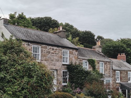 Free Ivy-covered stone house in Newlyn, England, showcasing traditional architecture and lush garden plants. Stock Photo