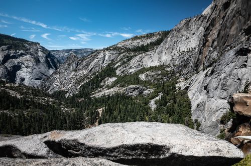 Free Majestic granite cliffs and lush forest in Yosemite National Park, California. Stock Photo
