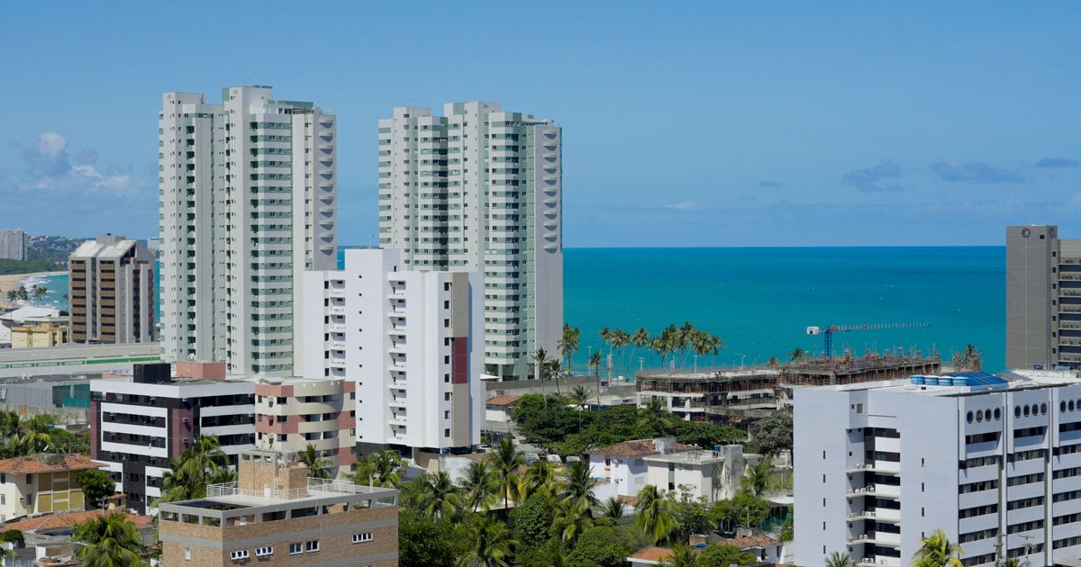 Os arranha-céus de Maceió oferecem uma vista deslumbrante do litoral sob um céu azul claro.