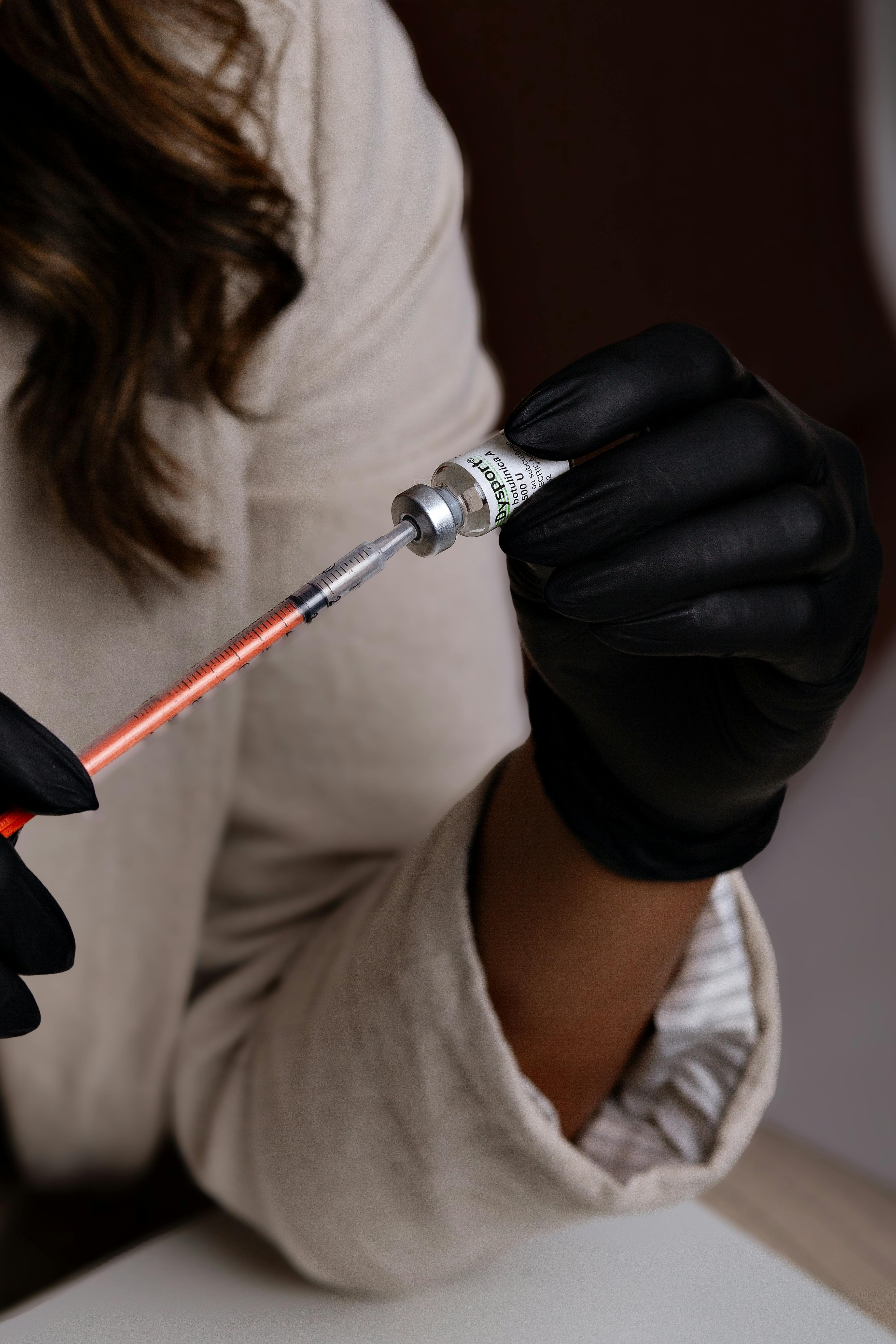 Close-up of a professional preparing a cosmetic injection with botulinum toxin in Belo Horizonte.