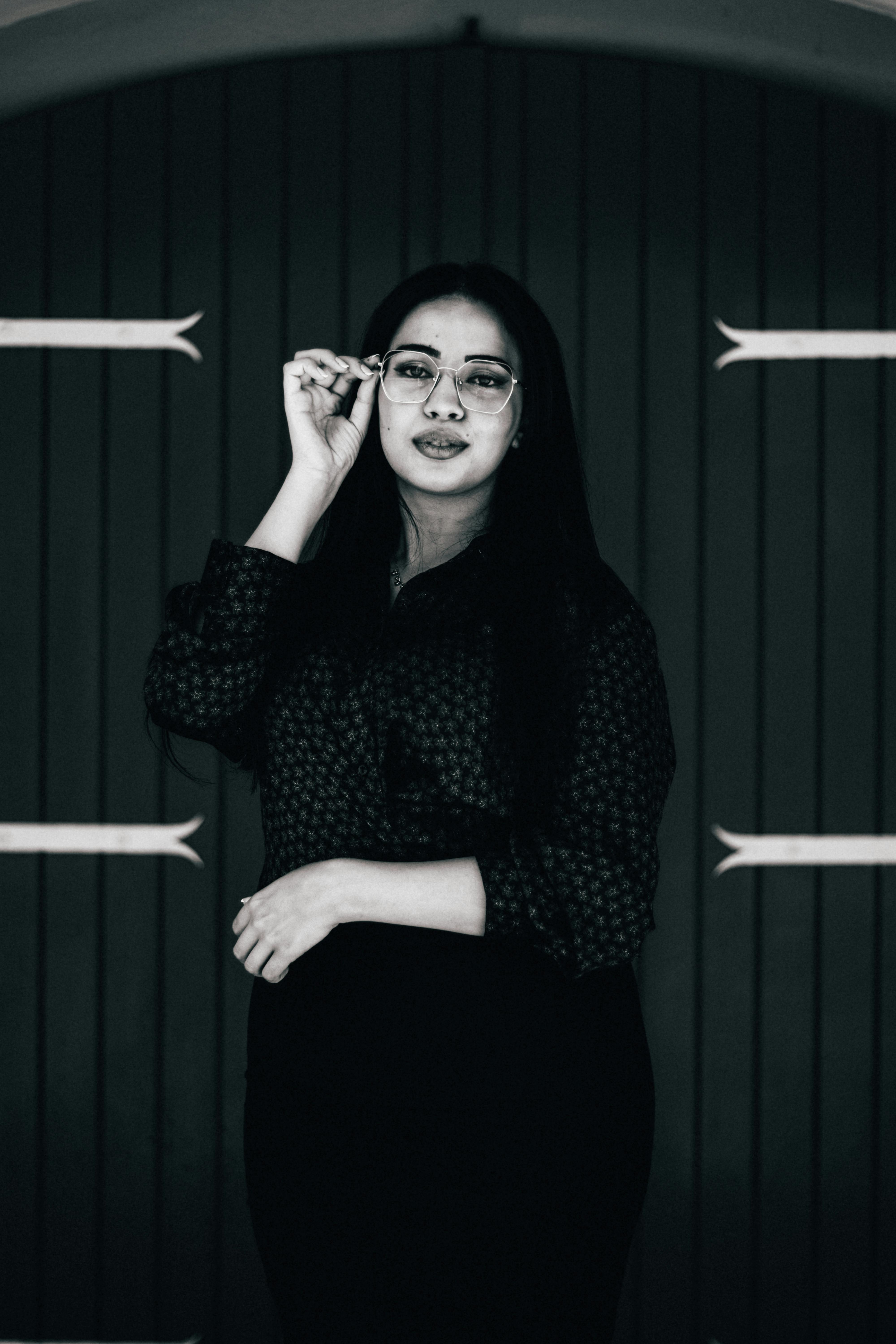 Δωρεάν Κομψό ασπρόμαυρο πορτρέτο μιας κομψής γυναίκας στο Μαρόκο. Φωτογραφία από στοκ φωτογραφιών