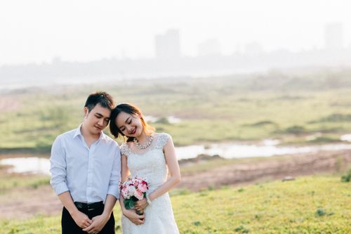 Free A joyful couple celebrating their wedding outdoors in Hà Nội, Việt Nam. Stock Photo