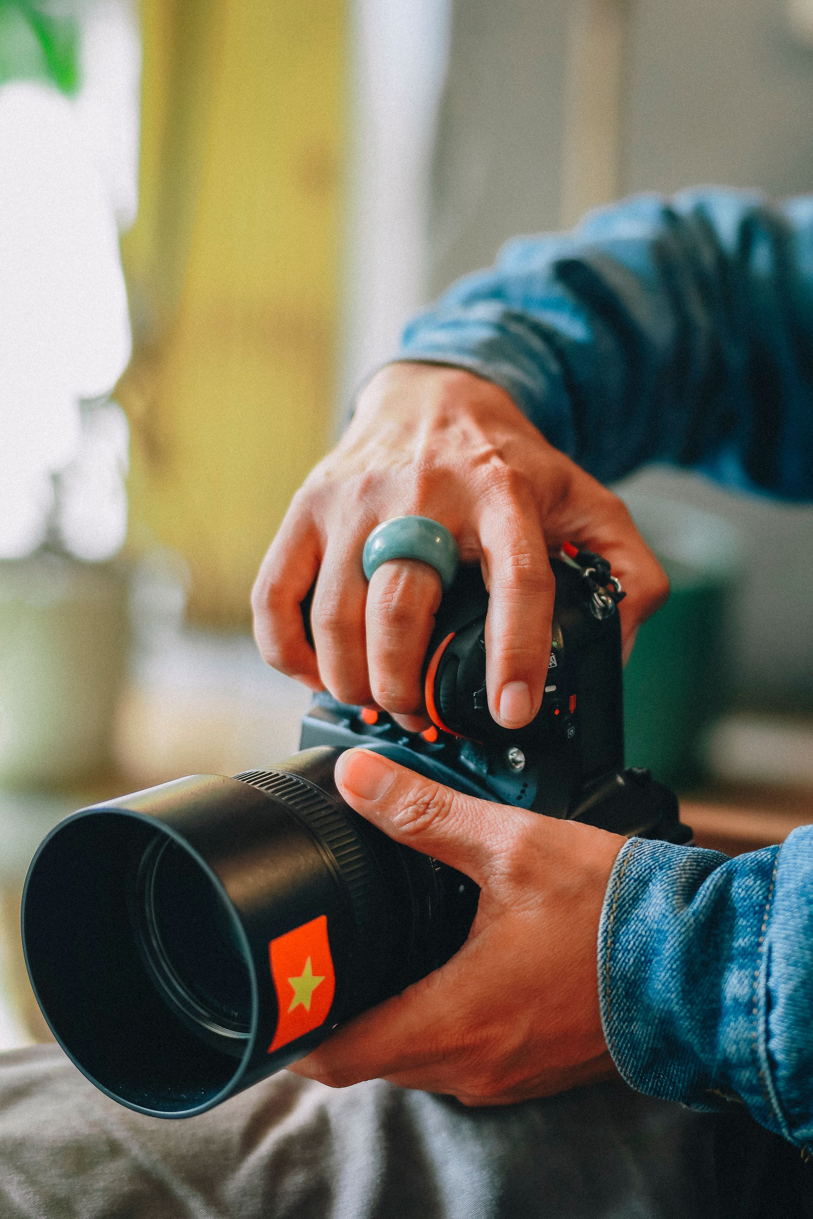 Gedetailleerde opname van iemand die instellingen aanpast op een DSLR-camera, met nadruk op scherpstelling en precisie.