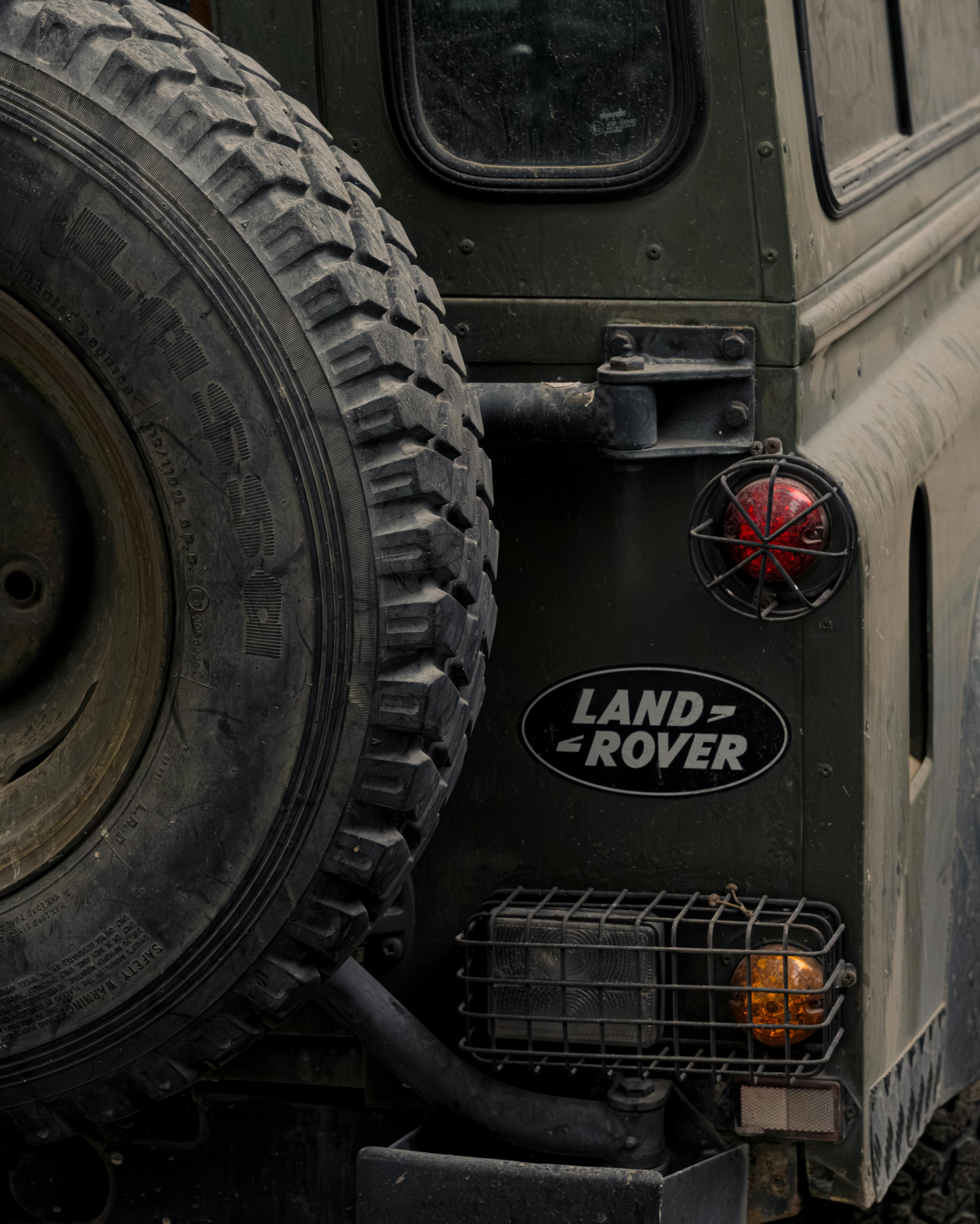 gratis Gedetailleerde weergave van het reservewiel en het achterlicht van een oude Land Rover, die een klassieke off-road charme uitstralen. Stockfoto