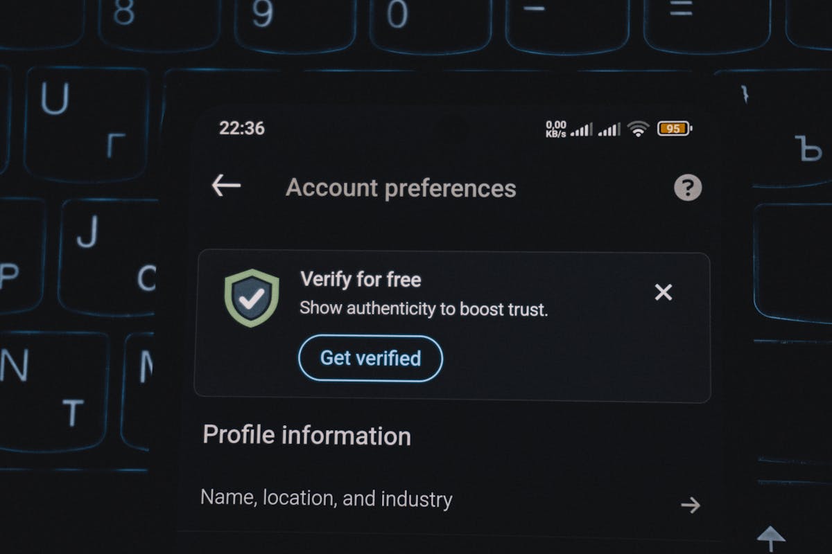 Primo piano di smartphone con avviso di verifica account sullo schermo