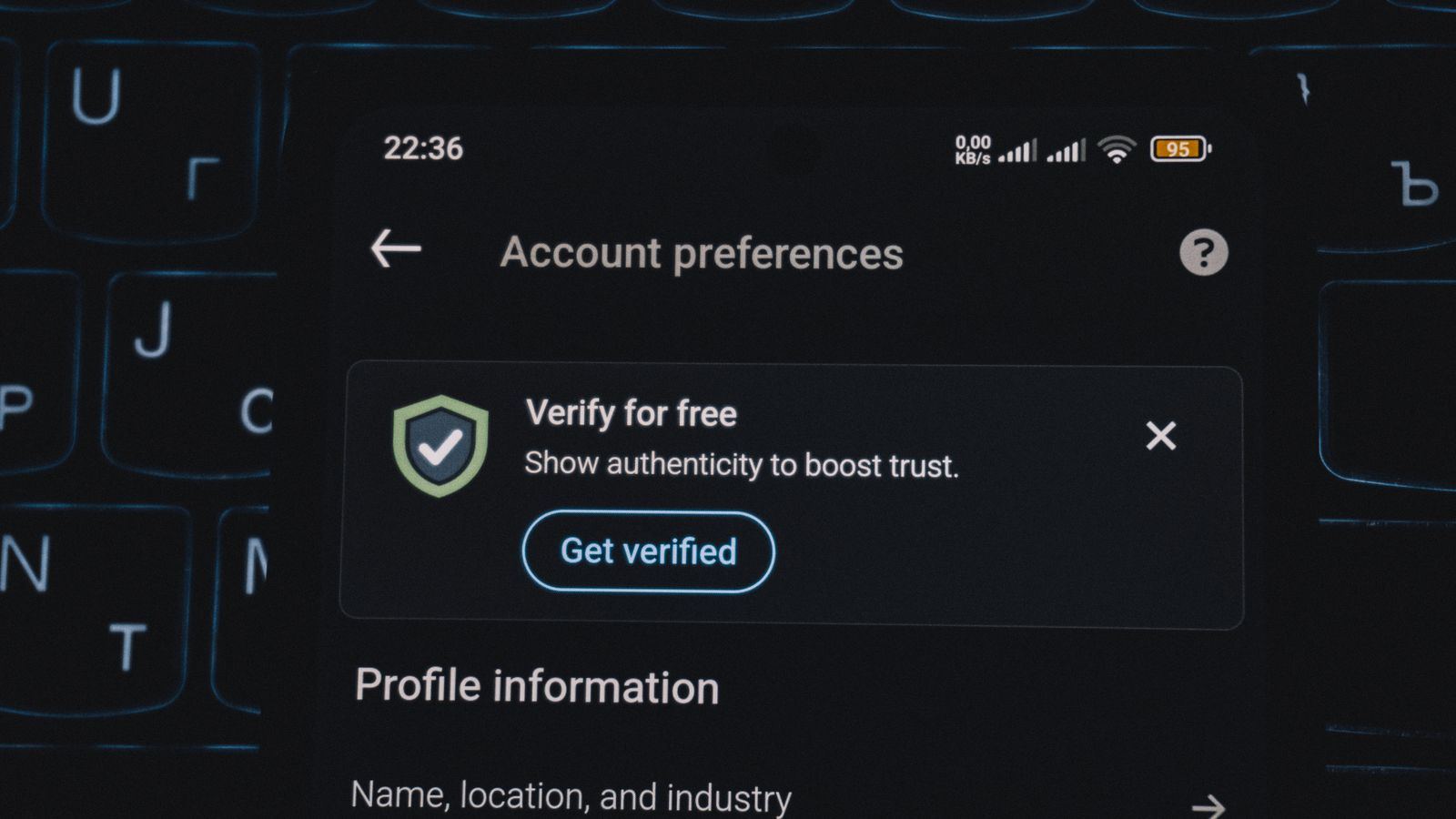 Celular com alerta genérico de verificação ao lado da chave de um veículo