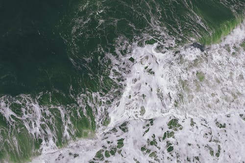 Foto Pemandangan Atas Gelombang Laut