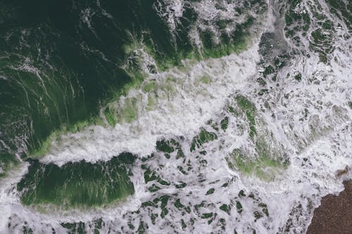 海の波の上面写真